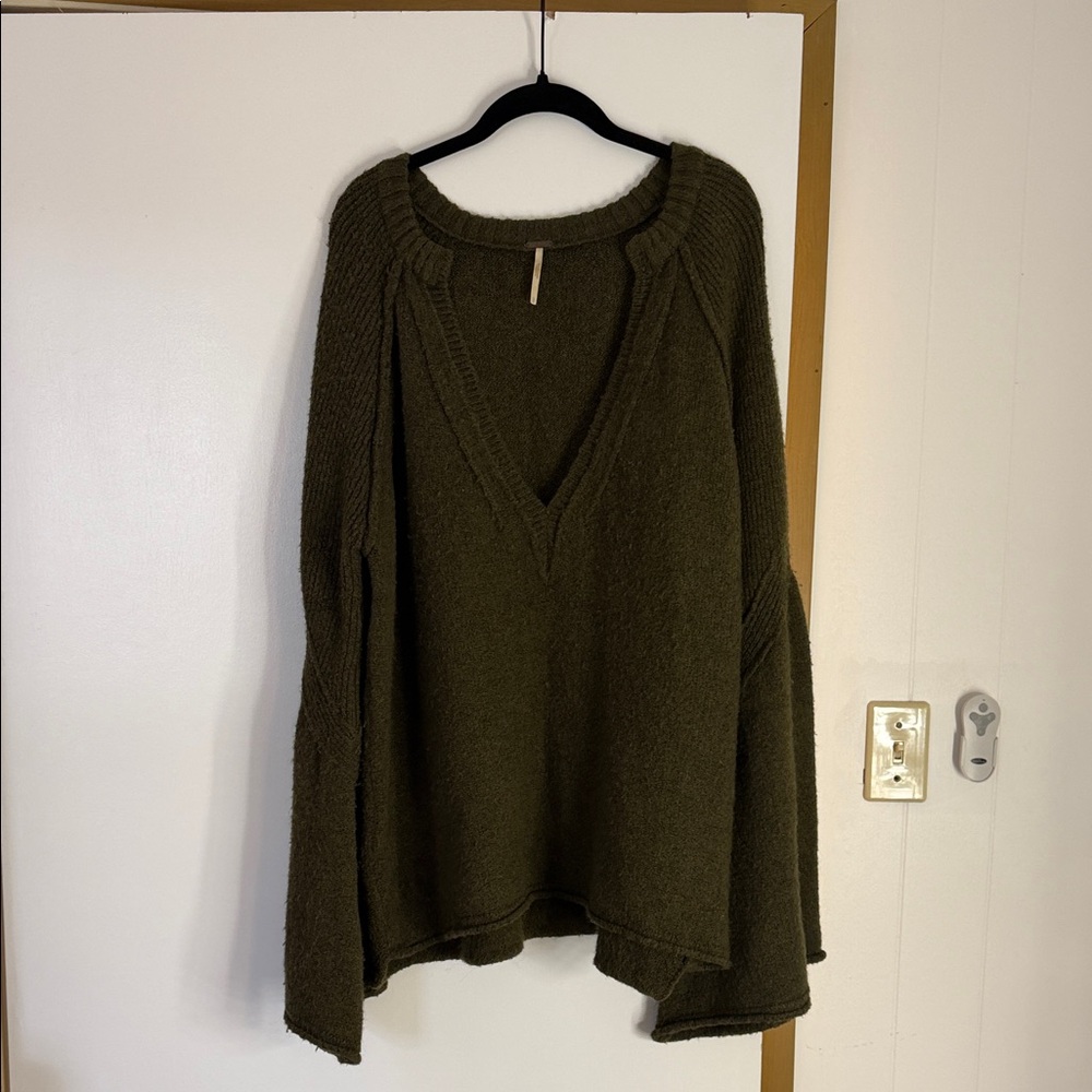 FREE PEOPLE Cozy V-Neck Oversized Sweater - Olive Green